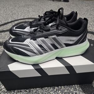 Adidas LIGHTBLAZE Sneakers with Green Sole (Sz 9m)